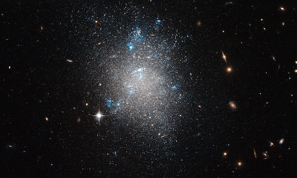 허블우주망원경으로 관측한 왜소은하, credit to ESA/Hubble & NASA