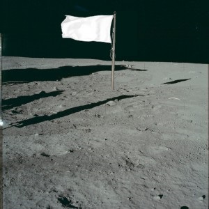 달에 꽂힌 하얀 깃발의 상상도, 이미지 출처 : airspacemag