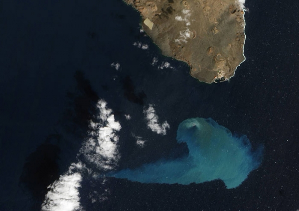 EO-1이 찍은 대서양 바다 속 화산 폭발(2012년 2월 10일)  Credit: NASA’s Earth Observatory