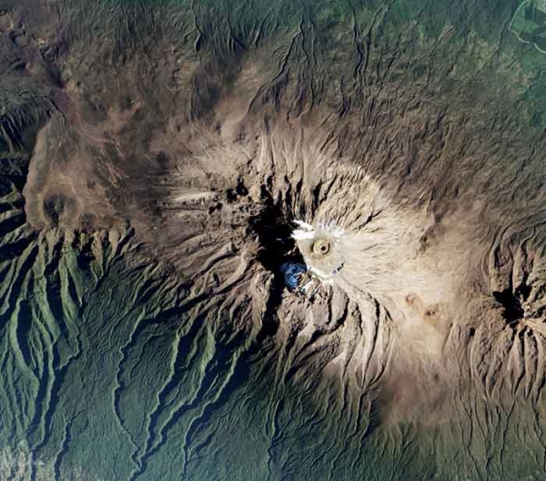 EO-1이 촬영한 킬리만자로 산의 분화구(2017년 1월 20일)  Credit: NASA’s Earth Observatory