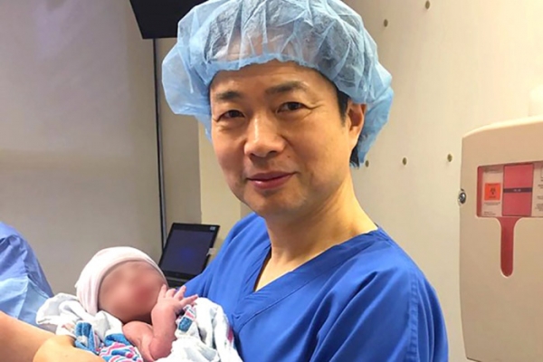 ‘세 부모 아기’를 안고 있는 John Zhang   Credit: Courtesy of New Hope Fertility Clinic