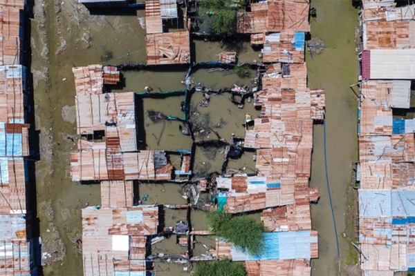 많은 사람들의 목숨을 앗아가고 주거지를 파괴한 홍수 출처 : Leo Ramirez/AFP
