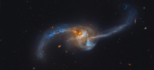 병합하는 두 은하의 모습. Image Credit: Hubble Legacy Archive, ESA, NASA; Processing - Martin Pugh