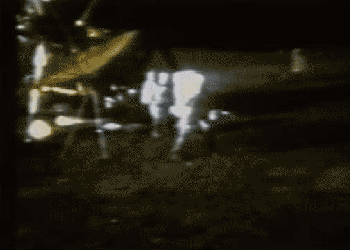 실제 달에서 셰퍼드가 골프 치는 장면 . 출처: NASA영상 갈무리