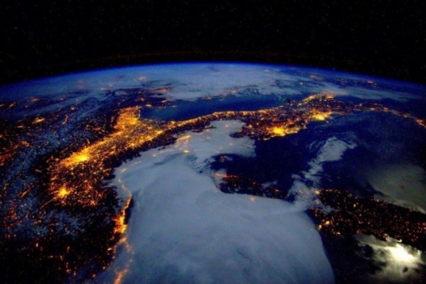 ISS에서 바라본 지구의 모습  Credit: Scott Kell/ISS