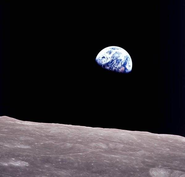 그 유명한 지구돋이. 앤더스가 찍었어요. 출처: NASA