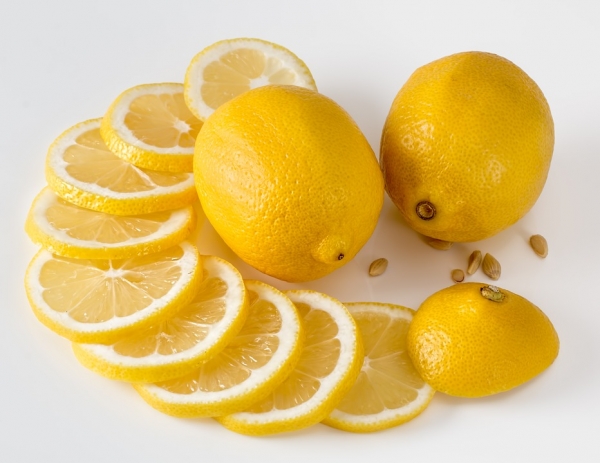 레몬의 pH는 2~2.5로 산성비의 산도보다 높다. 출처:pixabay