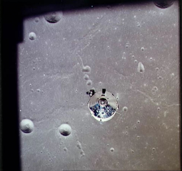 달 착륙선에서 찍은 사령선. 출처: NASA
