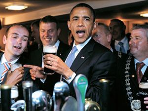 아일랜드 맥주 기네스를 들고 건배하는 오바마 전 대통령. 출처: 백악관