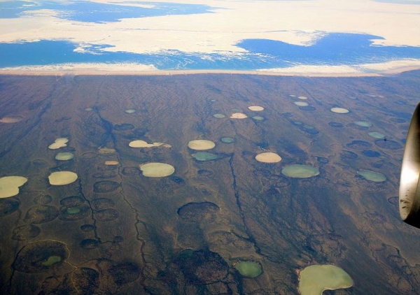 영구동토층이 녹으며 캐나다 허드슨 만에 만든 연못들. 출처: Wikimedia Commons