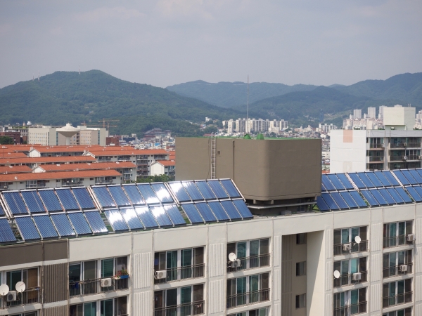 태양광 패널이 설치된 아파트 지붕. 출처:fotolia
