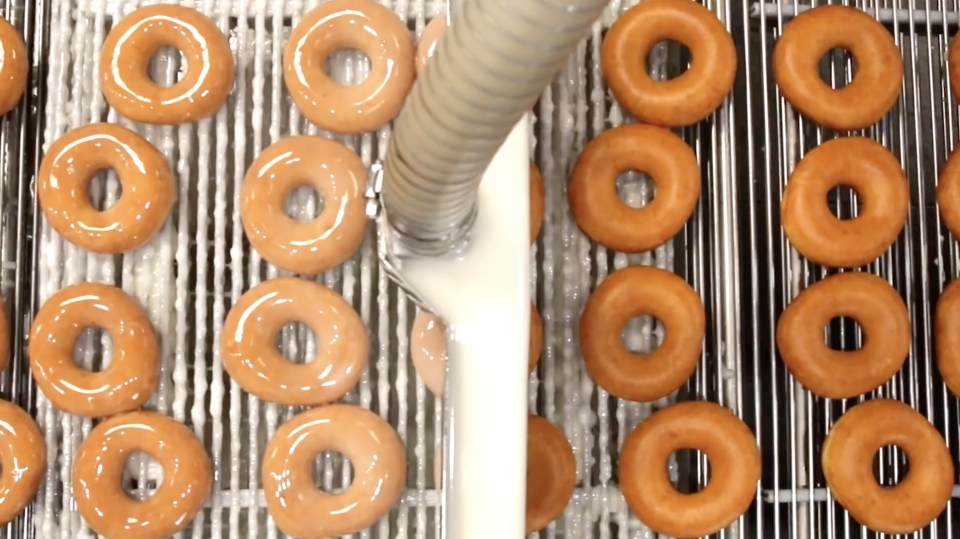 유튜브 'Tasty'의 크리스피 도넛 제조 영상