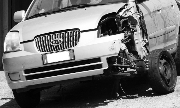 차량의 뒷바퀴 접지력이 떨어지면 큰 사고로 이어질 수 있다. 출처: pixabay