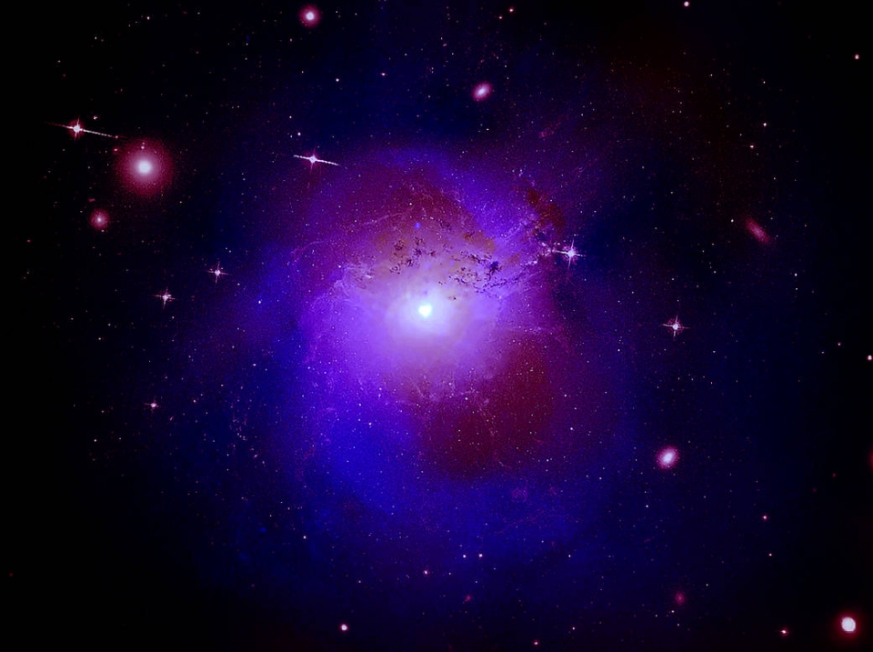 은하단의 x-선 분석을 통해 과학자들은 암흑물질을 더 잘 이해할 수 있다. 출처: X-ray: NASA/CXO/Fabian et al.; Radio: Gendron-Marsolais et al.; NRAO/AUI/NSF Optical: NASA, SDSS