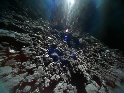 로버가 찍은 소행성 류구 표면 사진. 출처: JAXA