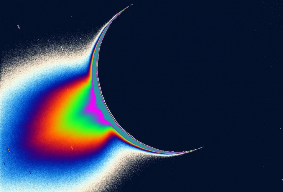 시니호가 찍은 토성의 달 엔셀라두스. 적외선 사진속 색색의 꼬리는 얼음 입자와 물의 분출물을 보여준다. 출처: NASA/JPL/Space Science Institute