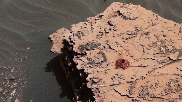 나사의 화성탐사선 큐리오시티가 화성의 암석에 성공적으로 구멍을 뚫어 샘플을 채취한 모습. 출처: NASA/JPL-Caltech/MSSS