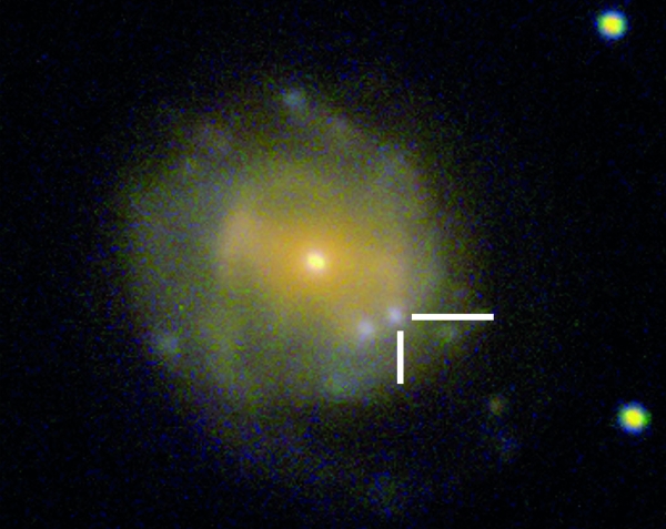 WM 켁 천문대에서 관찰했듯이, CGCG137-068 은하의 구석에 자리 잡은 '더카우'는 지구의 2억 광년 떨어져있습니다. 출처: NASA