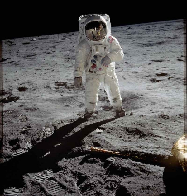 아폴로 11호는 위기를 넘기고 달 표면에 착륙하는데 성공했습니다. 출처: NASA