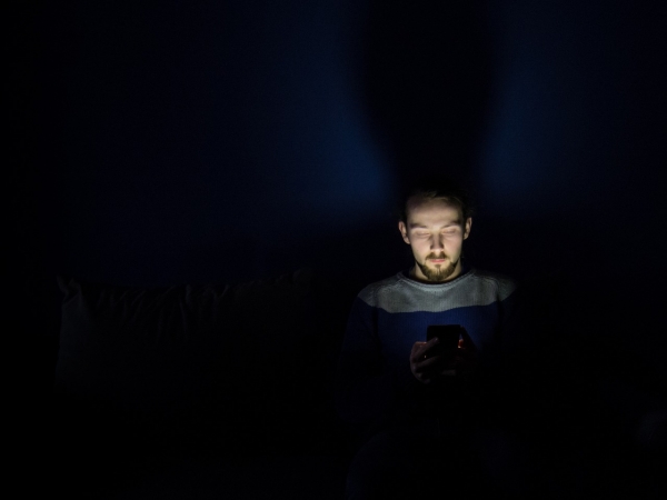 밤에 스마트폰 보는데 지금, 잠이 옵니까? 출처: pixabay