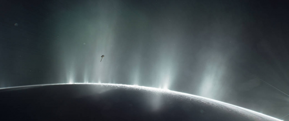 NASA의 카시니호가 토성의 위성, 엔셀라두스로 진입하는 모습. 출처: NASA/JPL-Caltech