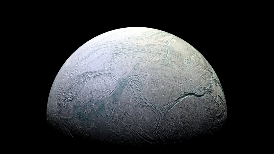 토성의 위성 엔셀라두스~ 출처:  NASA/JPL-Caltech