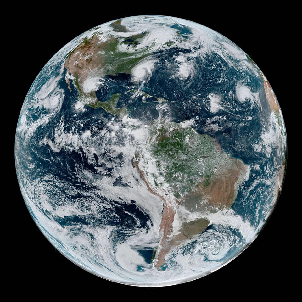 4개의 사이클론 보이시나요? 출처: NASA Earth Observatory/Joshua Stevens; NOAA National Environmental Satellite, Data, and Information Service.
