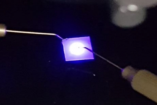 요오드화 구리(CuI) 화합물반도체를 소재로 사용하여 고효율로 청색광을 발광하는 소자의 모습. 출처: KIST