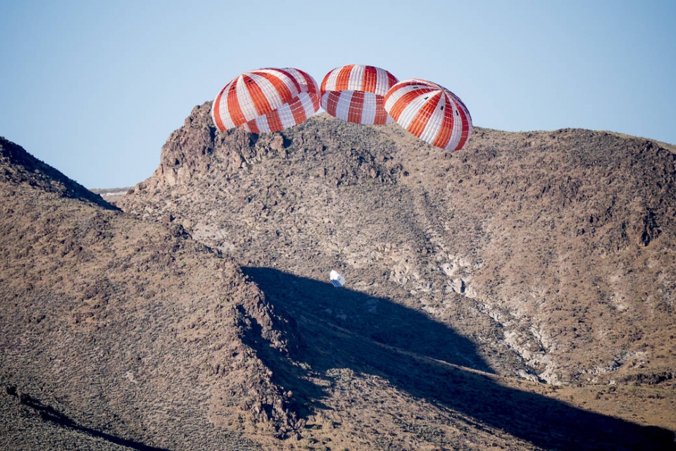 낙하산 펴지며 안전하게 착륙!! 출처:SpaceX