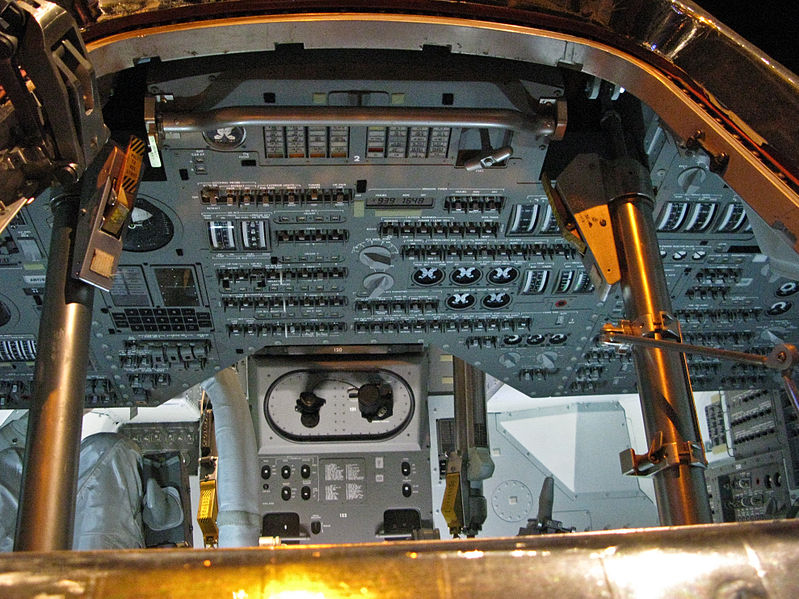 아폴로11호의 사령선(command module) 내부 모습. 출처: Wikimedia Commons