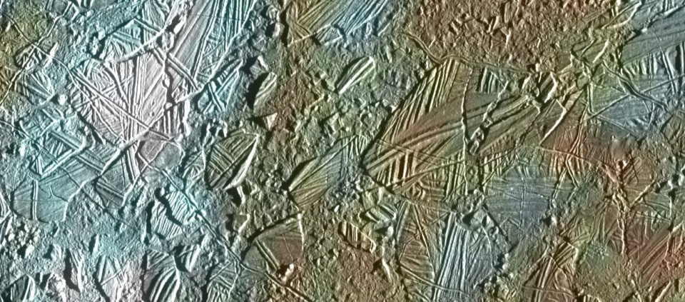 유로파 지표에 얼음으로 뒤덮인 표면들. 출처: NASA / JPL / University of Arizona