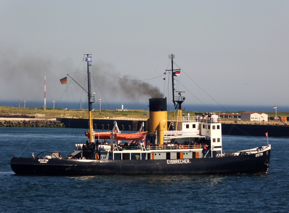 비도로 이동오염원 대표주자 선박! 황 함량이 높은 연료를 써요. 출처:pixabay