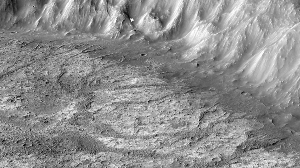 화성 분화구 바닥을 가로지르는 솟아오른 능선은 한 때 이 행성의 남쪽 고지를 뒤덮었던, 오랜기간 유실된 빙하의 유츌로 생긴 것 같다. 출처: NASA