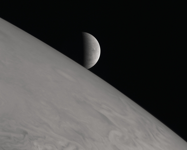 목성의 구름 위로 보이는 유로파