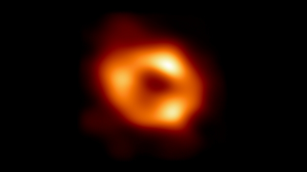 궁수자리 A 블랙홀 이미지. 중심의 검은 부분은 블랙홀(사건의 지평선)과 블랙홀을 포함하는 그림자이고, 고리의 빛나는 부분은 블랙홀의 중력에 의해 휘어진 빛이다. 출처: EHT