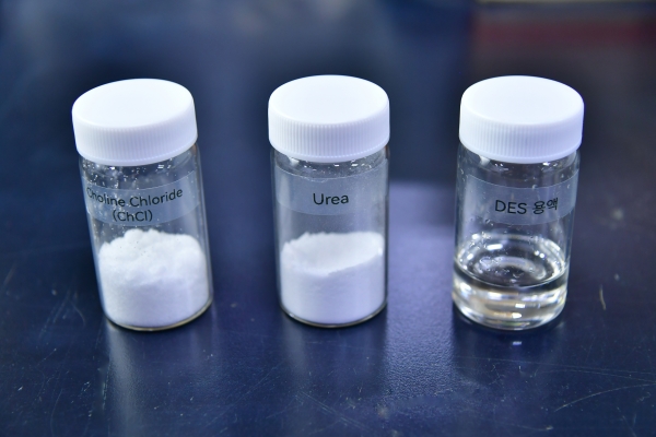 KIST 이민아 박사팀 연구진은 (좌측) 염화콜린(ChCl)과 (가운데) 요소(UREA)를 혼합하여 (우측) 친환경 공융용매(DES)를 제작했다. 출처 : KIST