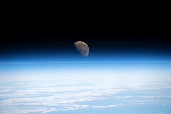 지난 5월 21일 국제우주정거장에서 촬영한 달. 출처: NASA, 2022
