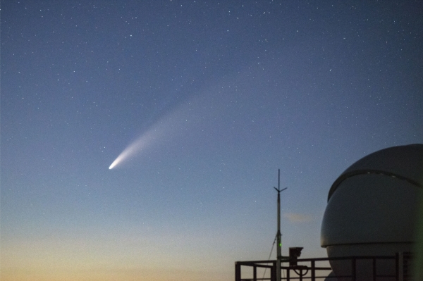 니오와이즈 혜성(2020년 7월 15일 한국천문연구원 전영범 책임연구원 촬영)