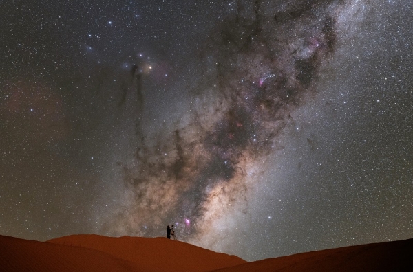 은하수와 사진가, 조영훈. 2022년 5월, 서호주의 사막에서 은하수를 찾아 다니는 사진가를 촬영한 사진. 출처 : 한국천문연구원