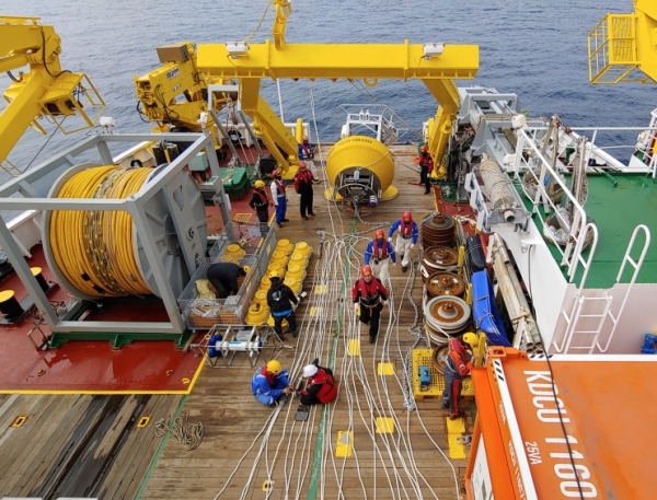 2021 북극항해 연구활동. 해양-대기 종합관측 장비 설치 전 준비 모습. 출처 : 극지연구소