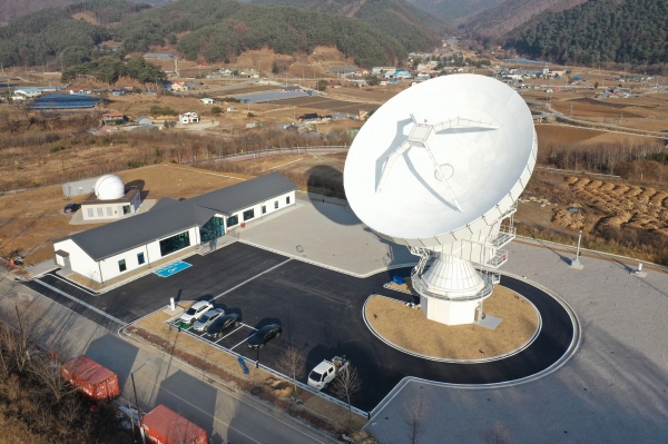 서울대학교 평창캠퍼스 내에 위치한 신규 한국우주전파관측망(KVN) 21m 전파망원경. 230GHz 대역을 관측할 수 있는 단일 전파망원경 중 세계에서 세 번째로 큰 망원경이다. 첫 번째는 멕시코의 LMT(Large Millimeter Telescope, 50m), 두 번째는 스페인의 피코벨레타(Pico Veleta, 30m) 전파망원경이다. 출처 : 한국천문연구원