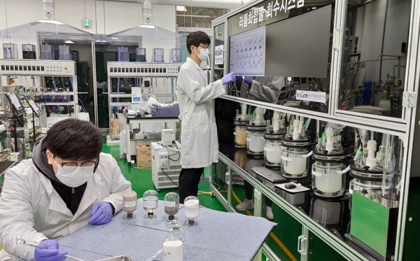 KIGAM 연구진이 리튬농축액을 활용하고 있다. 출처 : 한국지질자원연구원