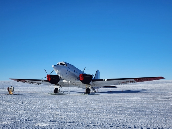 날개에 빙하투과레이더 안테나를 장착한 바슬러 항공기의 모습. 레이더 탐사 장치들이 비행기 양 날개 뒷부분에 일렬로 설치됨. 이같은 고정익 빙하 레이더 탐사 장치는 이번에 우리나라 최초로 개발 및 운용되었음. 출처: 극지연구소